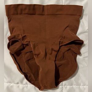 NWT SKIMS Seamless Sculpt Mid Waist Brief